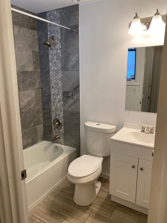 Building Photo - 305 Northpark Dr