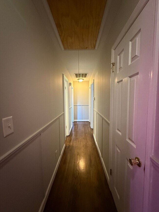 Building Photo - 3 bedroom, 2 bath House