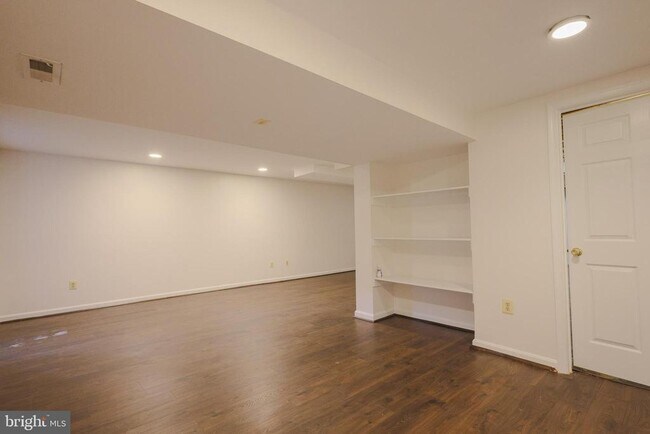 Building Photo - 6431 Brentford Dr