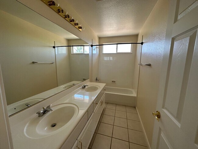 Building Photo - Royal Highlands Guard Gated Community!!