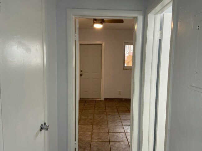 Building Photo - 2909 Middle River Dr