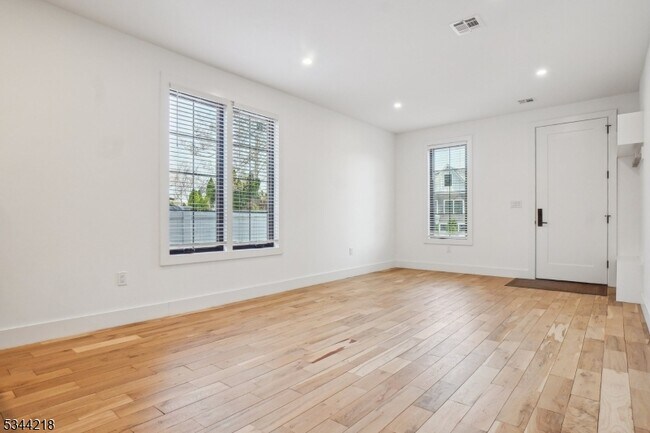 Building Photo - 51 New St