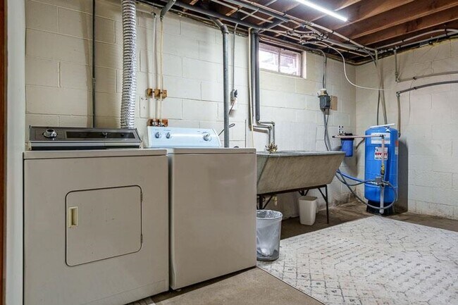 Building Photo - 3 Bedroom 2 Bathroom Home in Turner School District