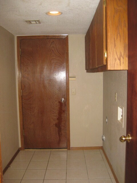 Building Photo - Charming 4 bedroom 2 1/2 bath home!