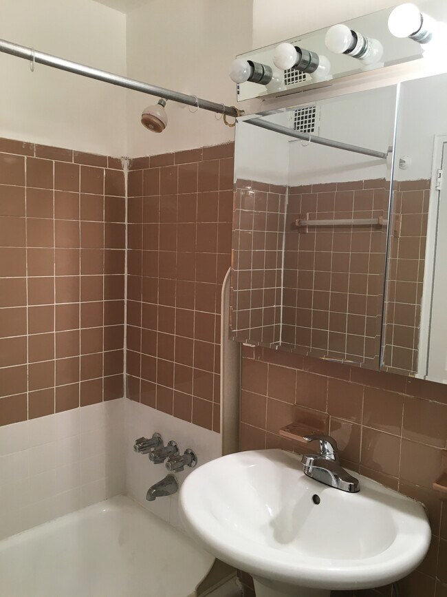 Building Photo - 8330 Vietor Ave