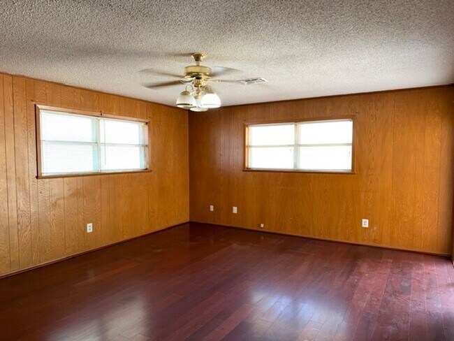 Building Photo - 5101 Lake Moor Dr