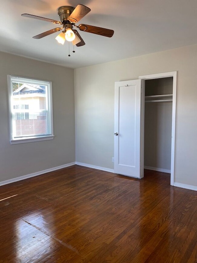 Building Photo - Large 2 Bedroom, 1 Bath with Parking and L...