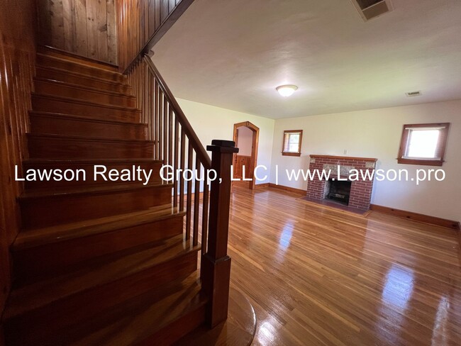 Building Photo - Quaint Two Bedroom Home By Christmas Tree ...