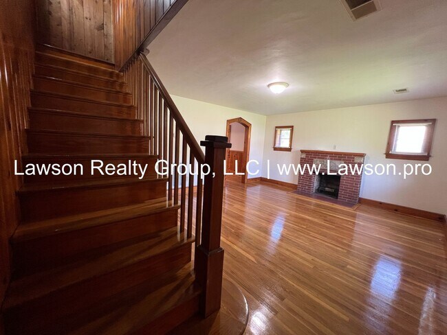 Building Photo - Quaint Two Bedroom Home By Christmas Tree Farm