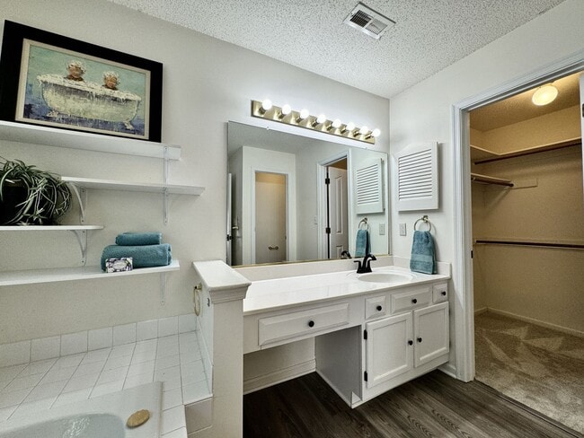 Building Photo - Available 08-08-25 in Cedar Crossing! A Pe...