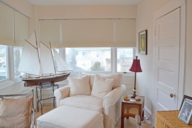 Building Photo - 16 S Somerset Ave