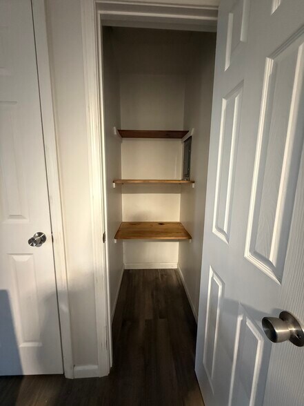 Building Photo - 718 Village Ln