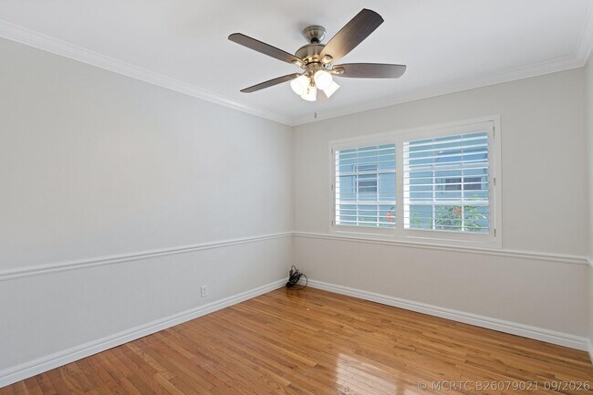 Building Photo - 215 Columbia Dr
