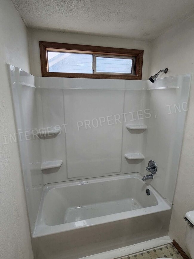 Building Photo - *1ST FULL MONTH'S RENT FREE PROMO* Spaciou...