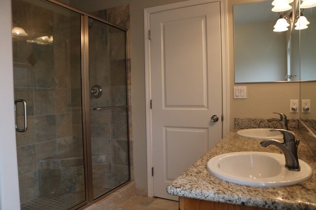 Building Photo - Gorgeous, spacious 3/2.5 with garage and o...