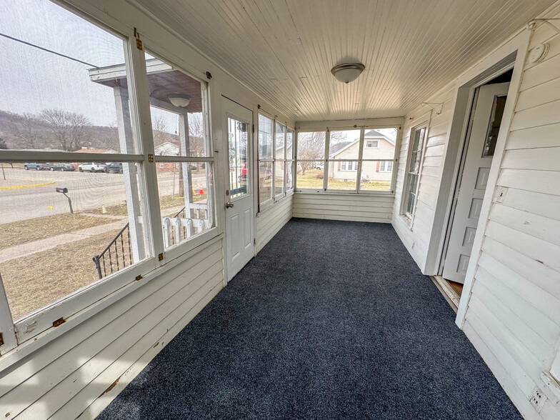 Building Photo - 401 S Oak St