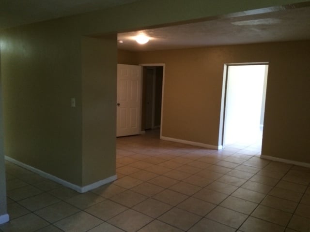 Building Photo - Large 6-2 house with new central air