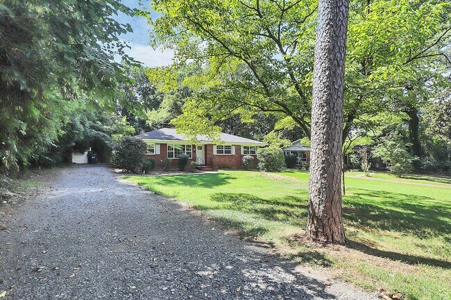 Building Photo - Brick Ranch w/Great Yard! Minutes From Upt...
