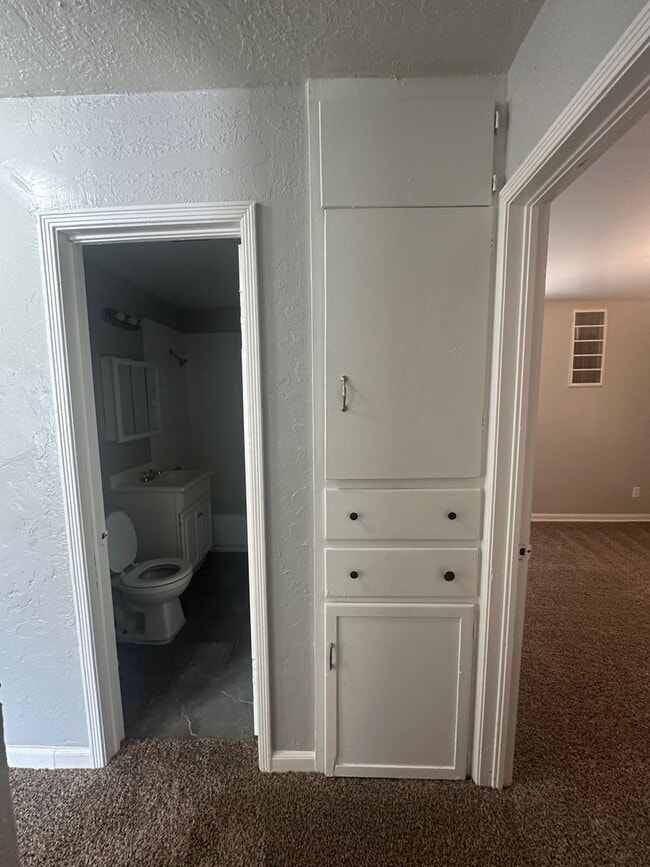 Building Photo - 2 Bed, 1 Bath, 1 Car Garage