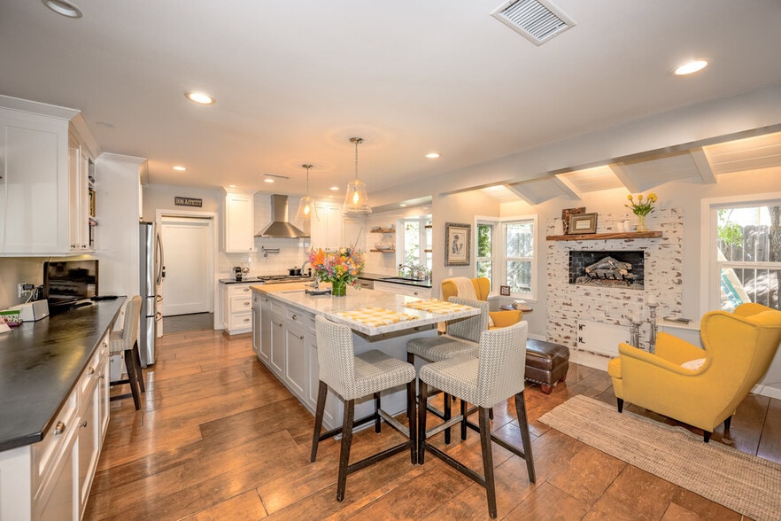 Building Photo - 2152 Grand Oaks Ave