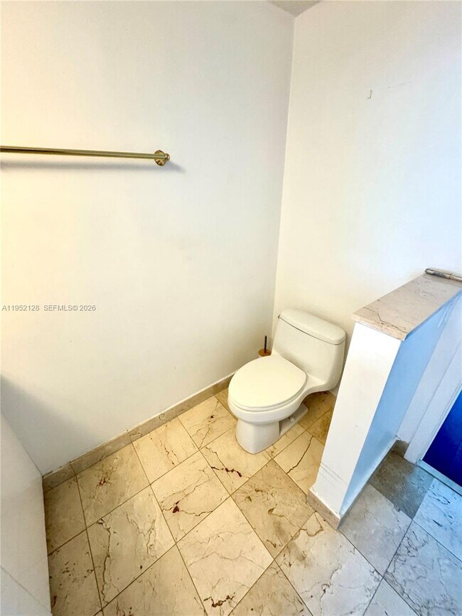 Building Photo - 1800 N Bayshore Dr