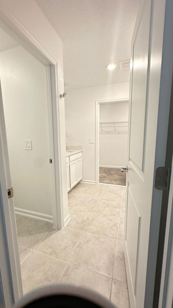 Building Photo - Bright & Open 4 Bed, 2 Bath Residence in Davenport!