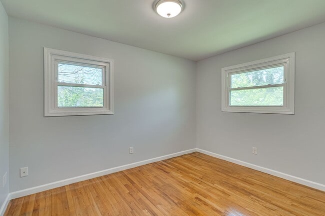 Building Photo - Charming 3+ BR single family home available now