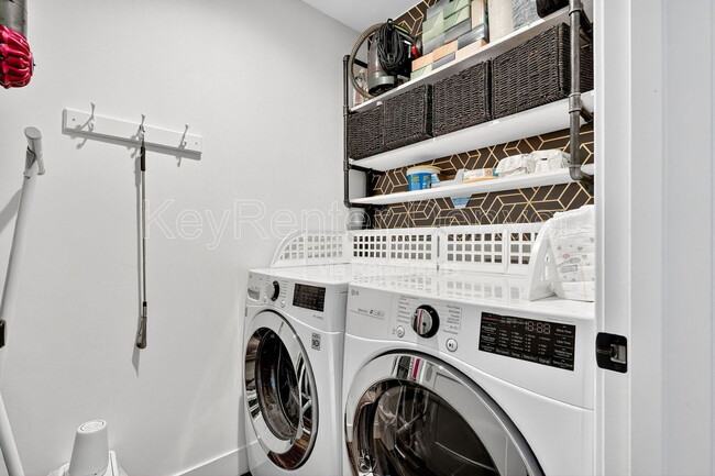 Building Photo - 1299 Newton St