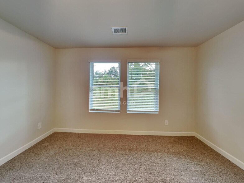 Building Photo - 223 Maxwell Dr