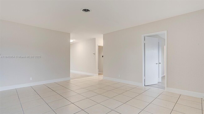 Building Photo - 1001 SW 12th Ct