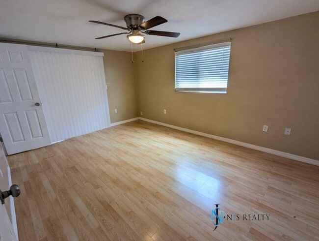 Building Photo - Beautiful 2/2/1 1600 Sq. Ft. with BONUS RO...