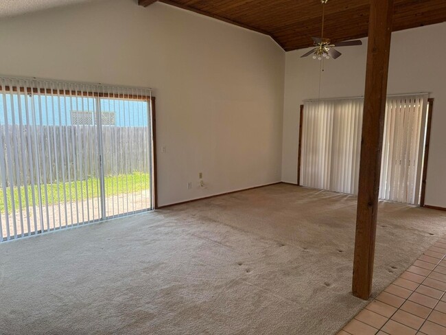 Building Photo - 5014 Palm Dr