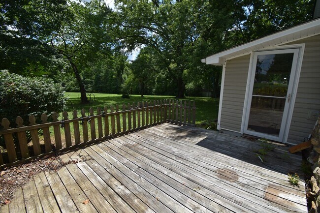 Building Photo - 2 Bedroom Home For Rent in The County!
