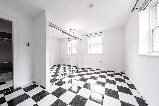 Building Photo - 10 Colonial Village Dr