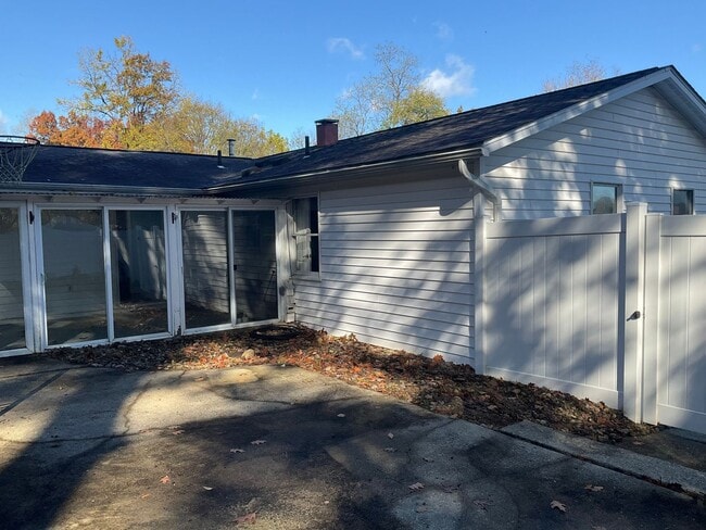 Building Photo - Spacious 3bed 3 bath Split-Level in Bethel...