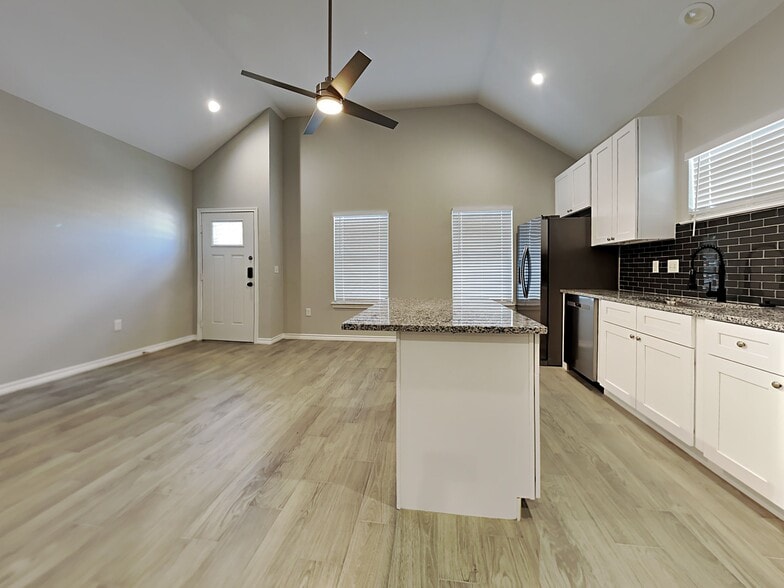 Building Photo - 16855 Balmoral St