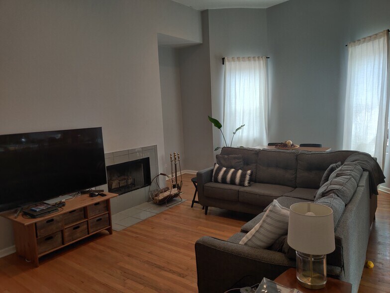 Living/dining room - 1222 E 64th St