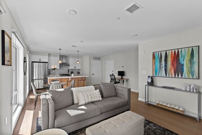 Building Photo - 457 W Broadway