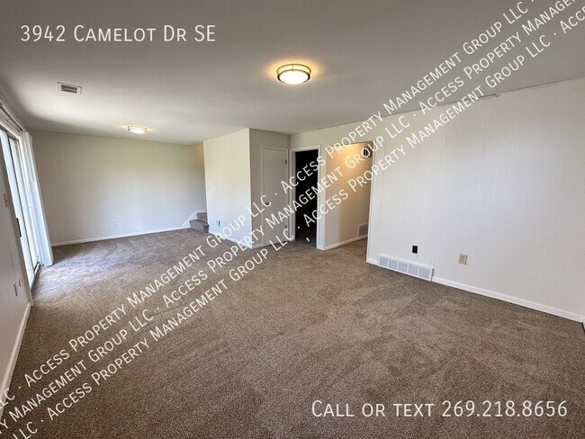Building Photo - 3942 Camelot Dr SE