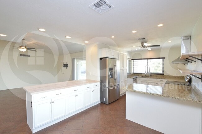 Building Photo - 2218 W Palomino Dr