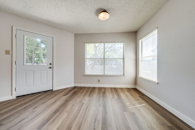 Building Photo - Amazing LOCATION! DeZavala & IH-10 Four Be...