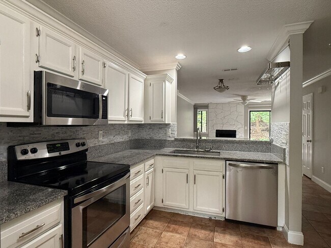 Building Photo - Two Bedroom Townhome located on Golf Course