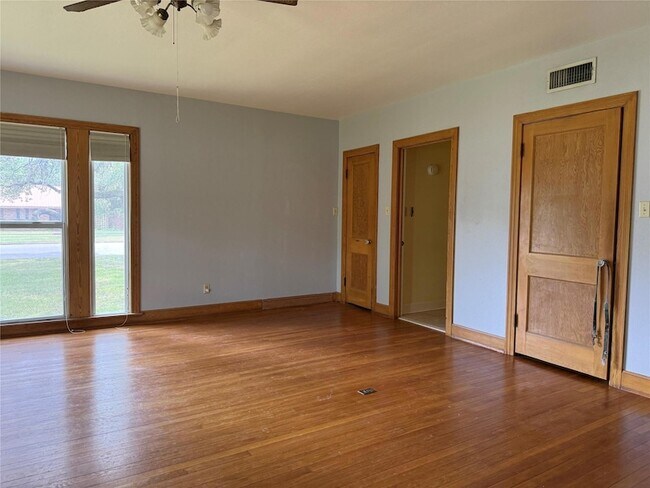 Building Photo - 231 E Live Oak St