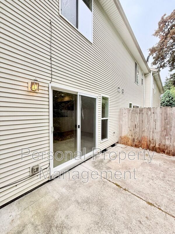 Building Photo - 855 NW Ivy St