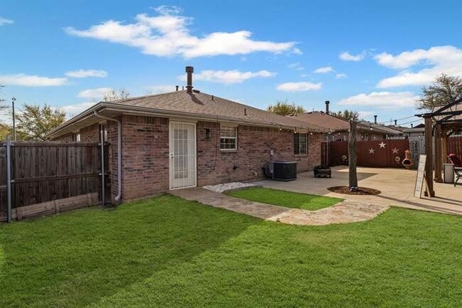 Building Photo - 3011 Castillo Dr