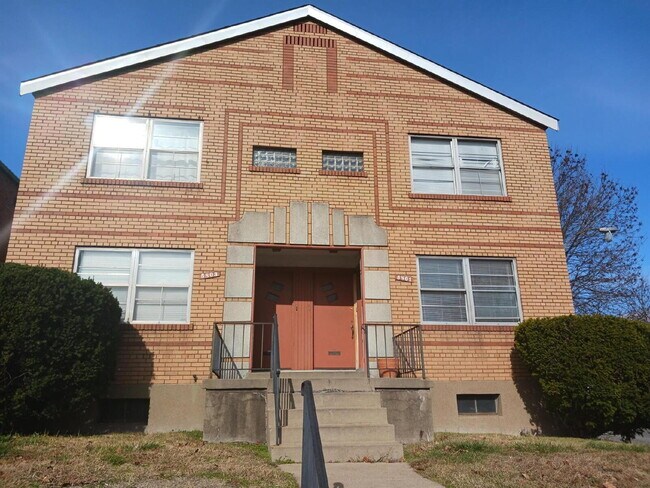 Building Photo - ** MOVE-IN SPECIAL. Half Off 1st Months Rent** 1 5 a Half-Bedroom Apartment with Bonus Room & Ref...