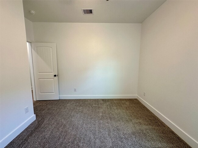 Building Photo - 243 Broadhurst Dr