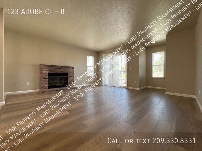 Building Photo - 123 Adobe Ct