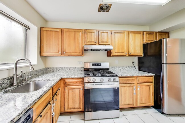 Building Photo - Spacious Parkside Condo with All Utilities...