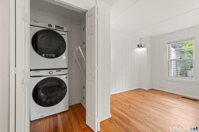 Building Photo - 527 Danbury Rd